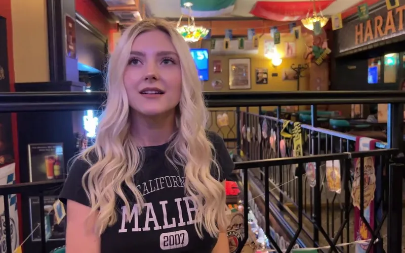 Eva elfie gạ một ccò trai trúng độc đắc ở quán bar vào toilet