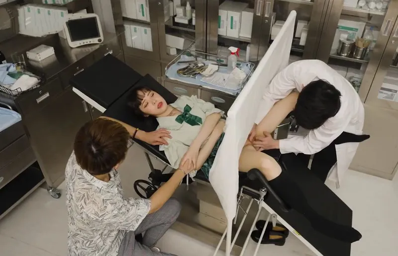Chồng yêu dẫn Người vợ đi khám phụ khoa gặp phải bác sĩ nam biến thái