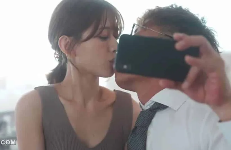Thấy vợ yêu hơi lạ, chồng xem điện thoại vợ và thấy cảnh đụ với tiền bối của mình